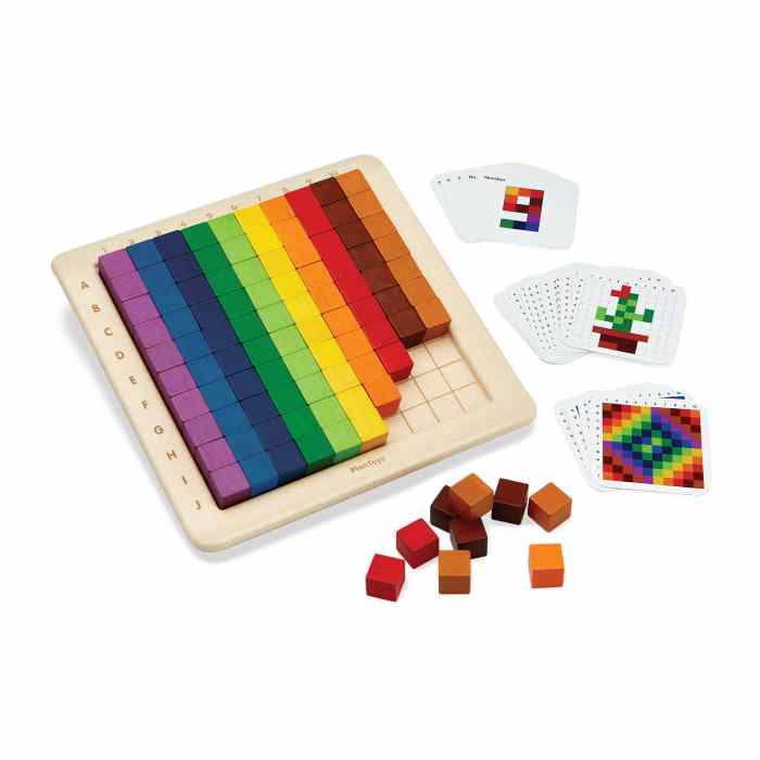 PlanToys rainbow counting cubes on a square grid board with loose cubes and pattern cards.